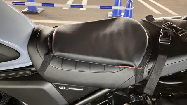 バイク座シートをCL500に取り付けた様子