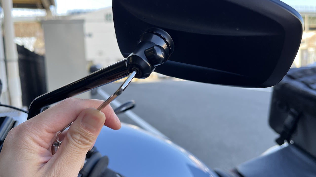 ミラーハウジング裏のイモネジ