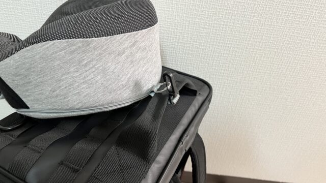 フックとリングを使ってかばんにネックピローを取り付けた様子