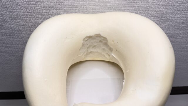 喉に当たる部分を削る