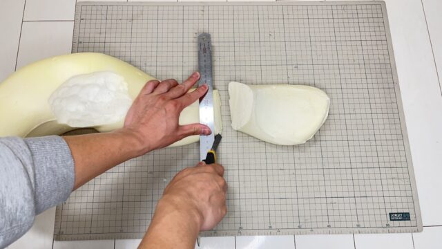 首の後ろに当たる部分をカット