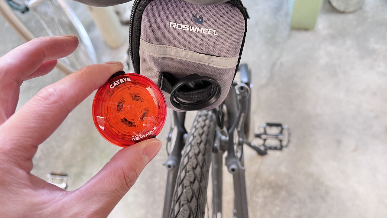 シンクウェアラブルをクリップから取り外した様子