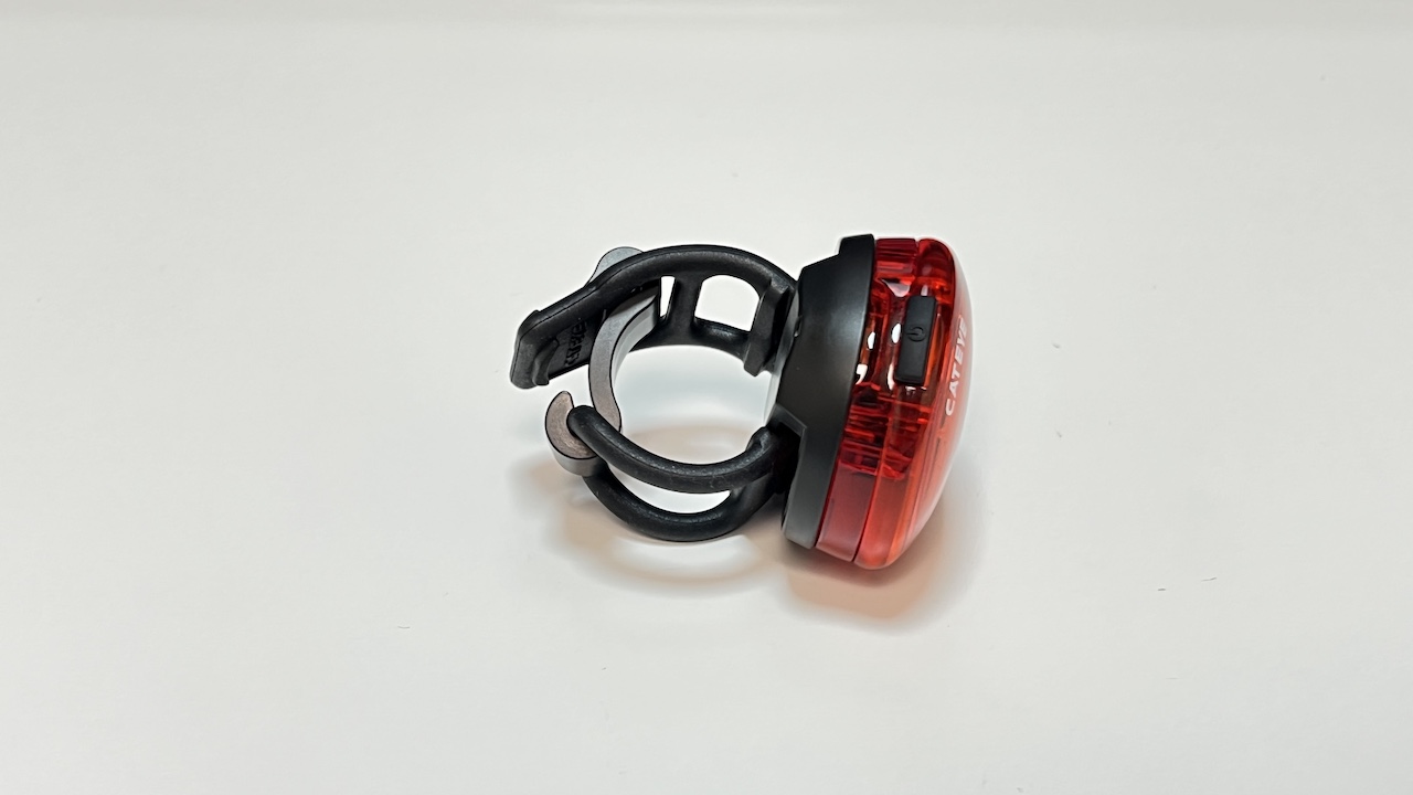 シンクウェアラブルに付属のラバーバンドを取り付けた状態