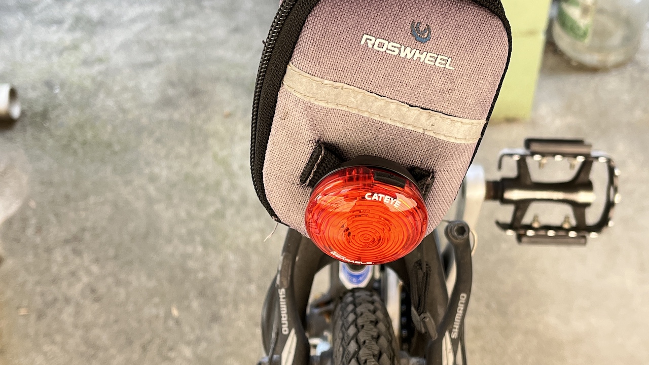 シンクウェアラブルをサドルバッグに取り付けた様子