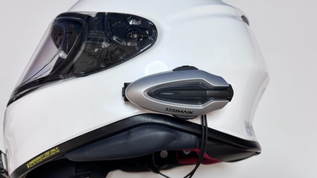 H6をヘルメットに貼り付け