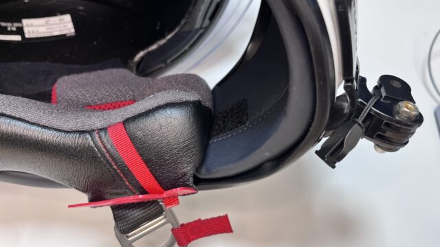 マイク用のベロクロテープを貼り付けた様子