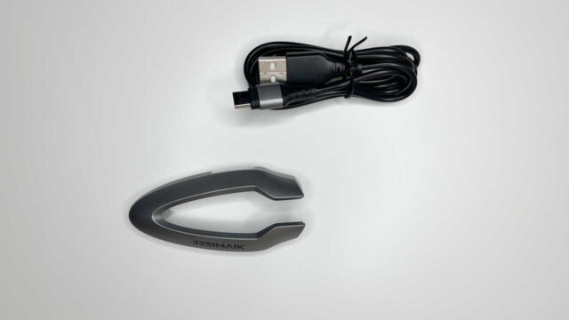 USBケーブルと色違いの外装カバー