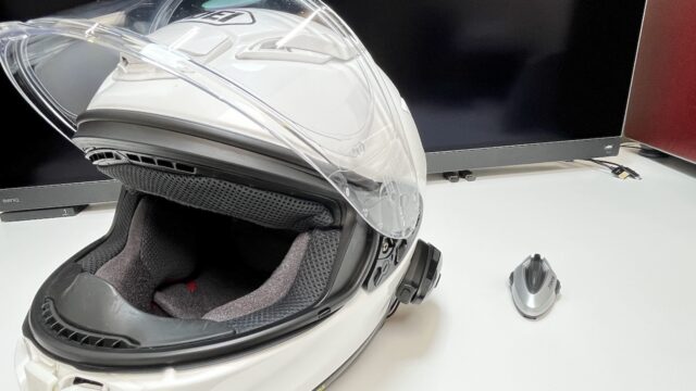 H5をヘルメットへ取り付けた様子