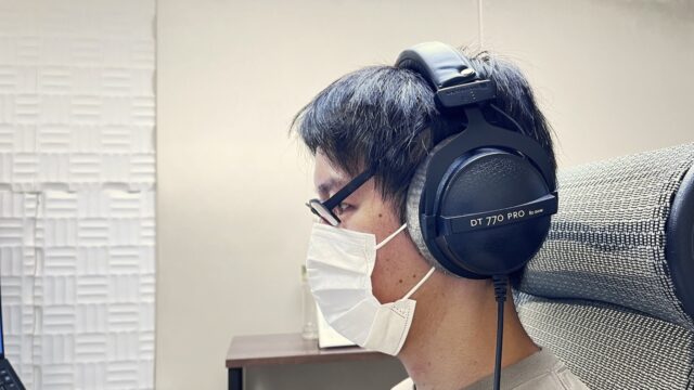 普通の眼鏡で斜めがけ
